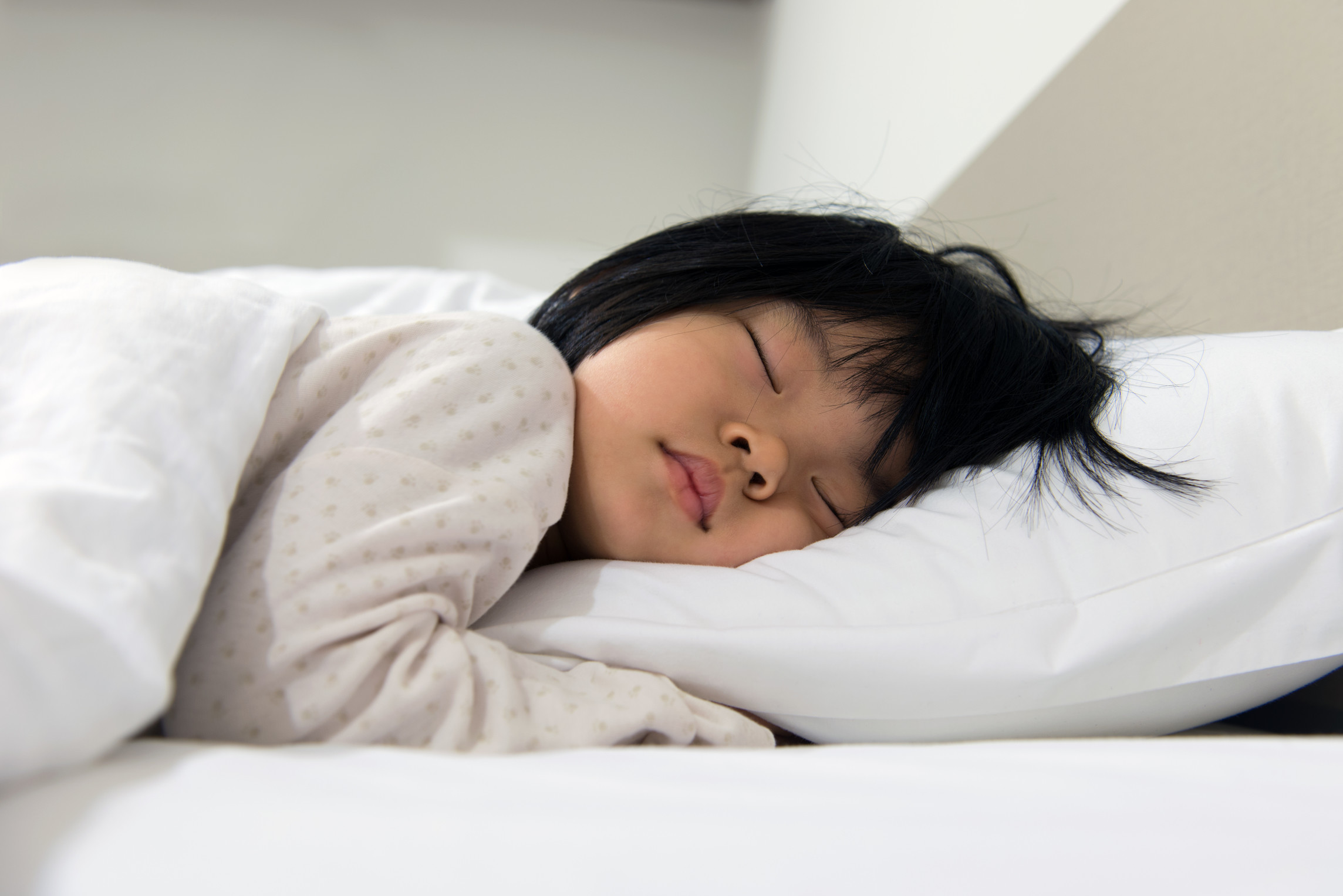 Азиатки мамы спят. Спящий ребенок. Японцы спят. Спящие японцы.